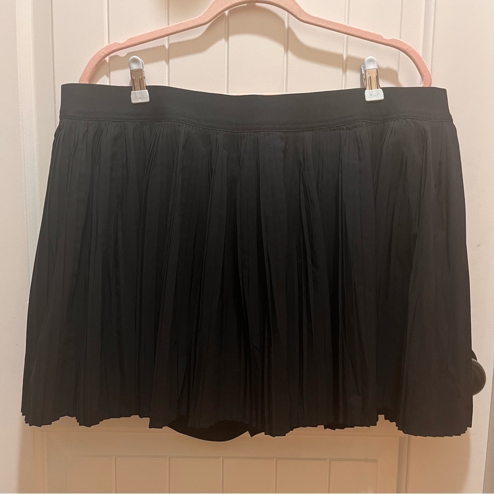 Old Navy Women's Plus Size Accordion Style Skort in Black - XXL